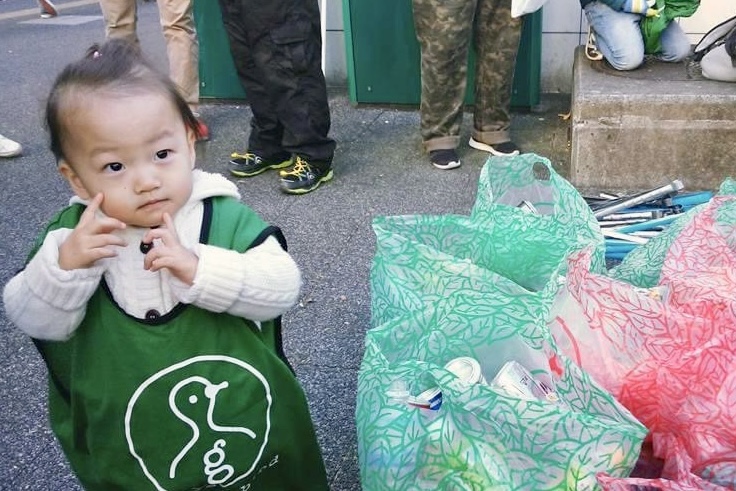 2歳から地元川崎でゴミ拾いをする娘