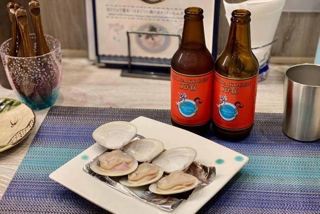 夜はクラフトビールや一品料理も楽しめる。もちろん定番メニューもあり〆に是非。