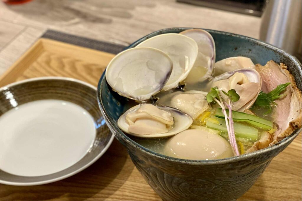 名物の「地はまぐり中華そば」出汁と食材の調和が最高の一杯