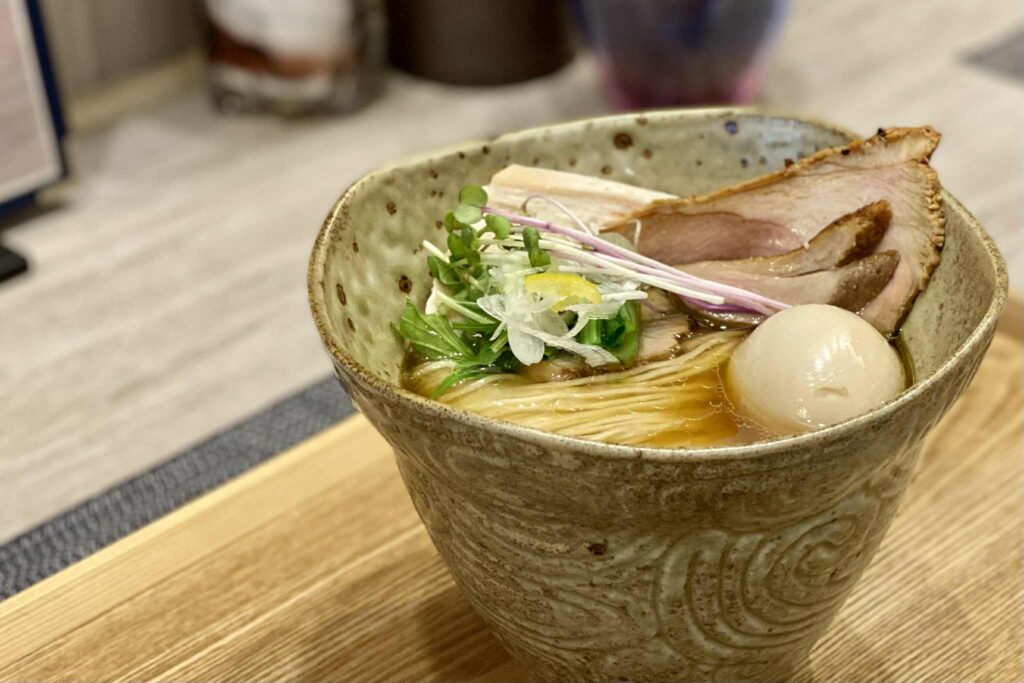 夜のお酒の後には〆の一杯を定番メニューで。