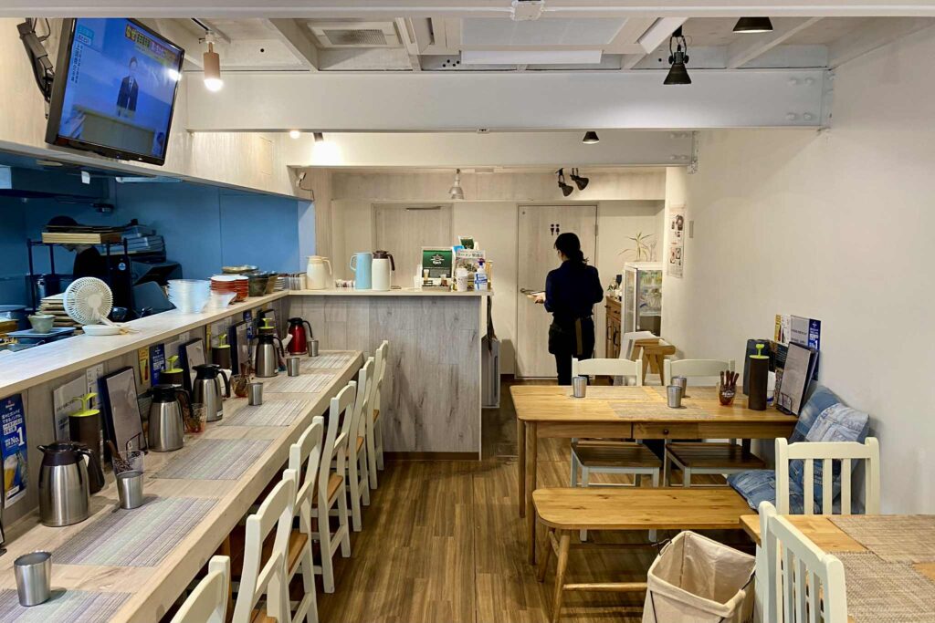 LOKAHiの店内はまるで海辺のカフェのような木質調の内装