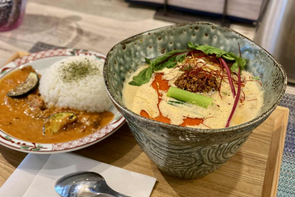 この日のお昼の限定メニューは泡坦々麺とラムレッドカレー