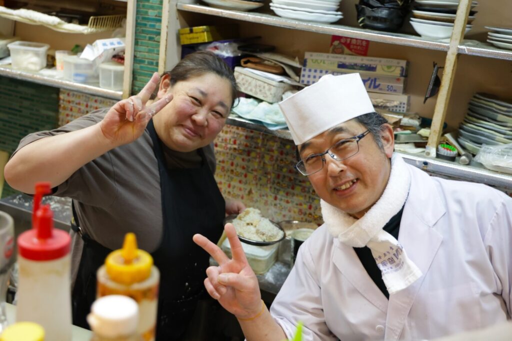 左娘さん　右料理長マーちゃん